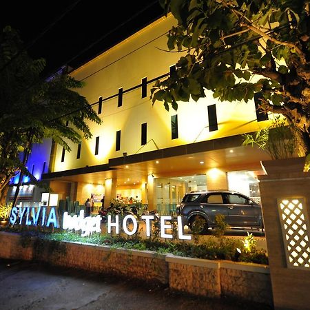Sylvia Hotel Budget Kupang  Exterior photo