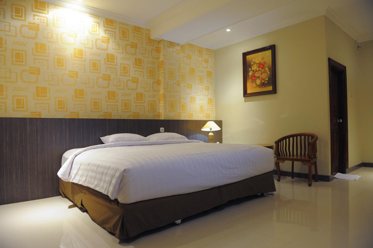 Sylvia Hotel Budget Kupang  Exterior photo