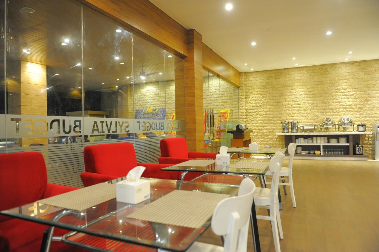 Sylvia Hotel Budget Kupang  Exterior photo