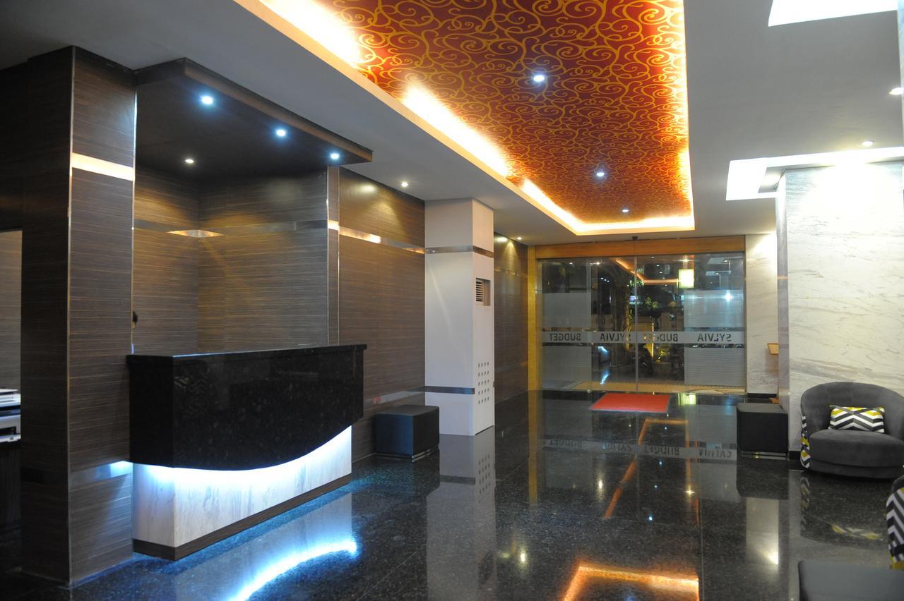Sylvia Hotel Budget Kupang  Exterior photo