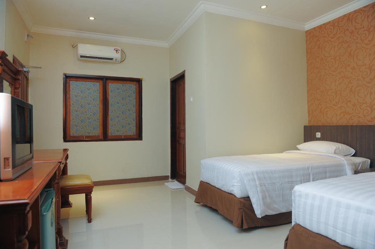Sylvia Hotel Budget Kupang  Exterior photo