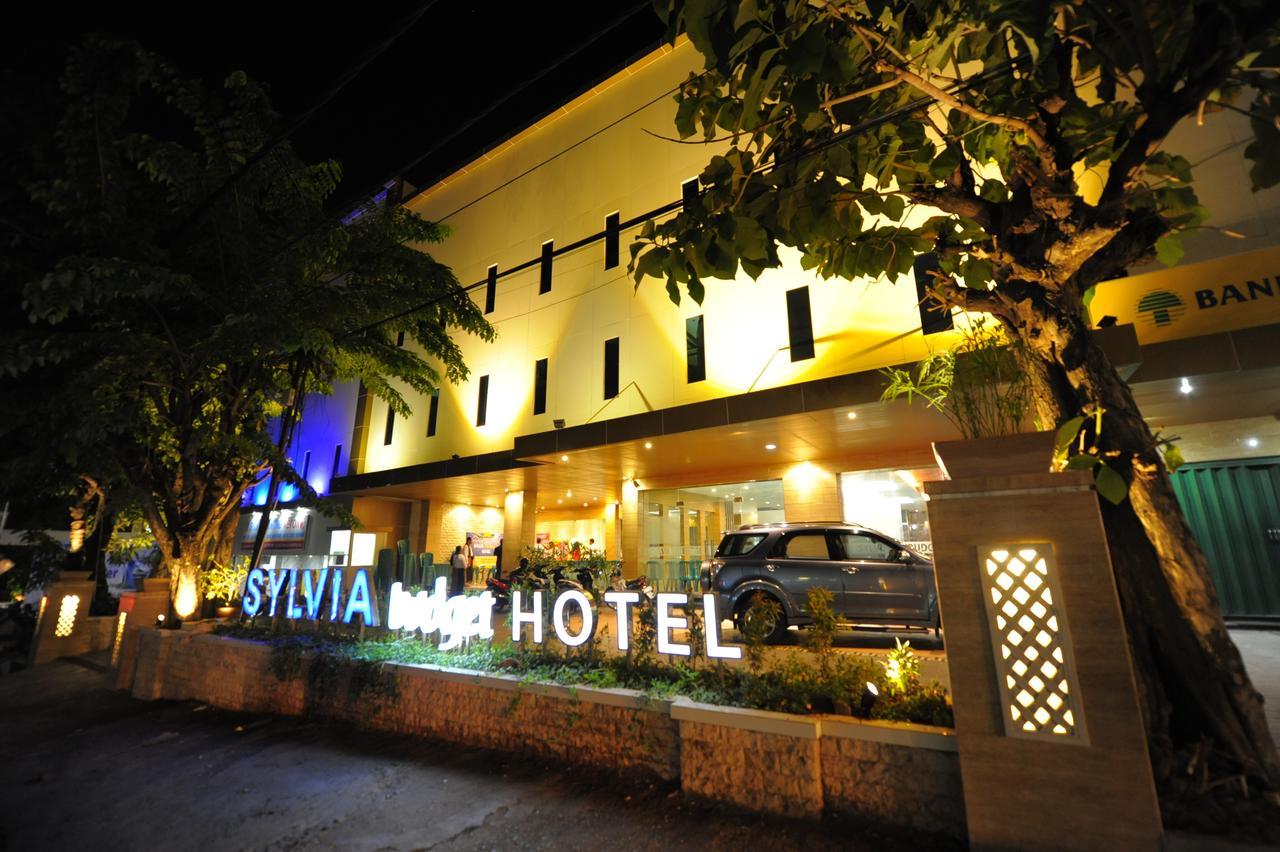 Sylvia Hotel Budget Kupang  Exterior photo