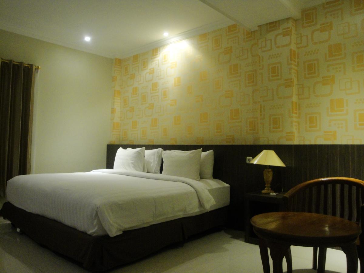 Sylvia Hotel Budget Kupang  Exterior photo