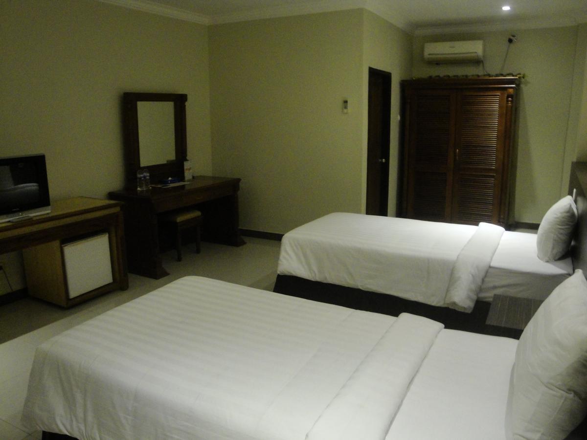 Sylvia Hotel Budget Kupang  Exterior photo