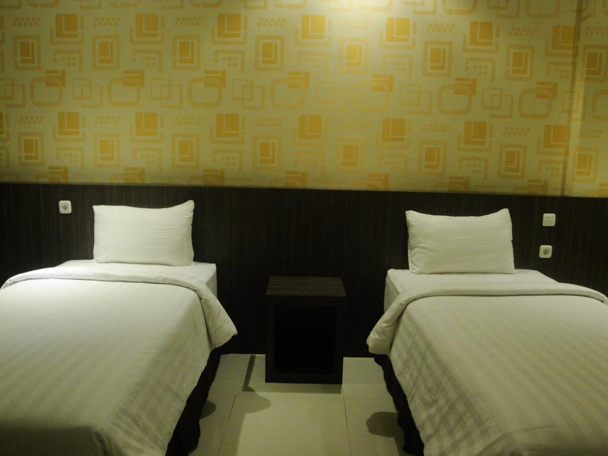 Sylvia Hotel Budget Kupang  Exterior photo