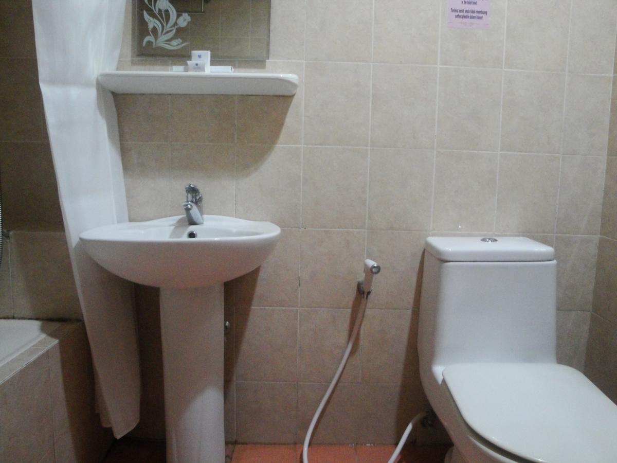 Sylvia Hotel Budget Kupang  Exterior photo
